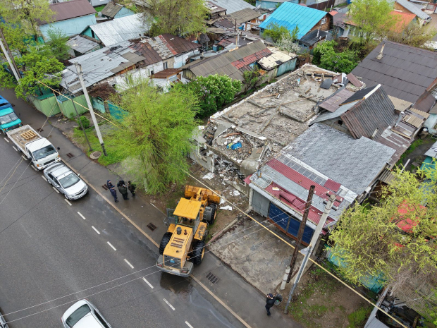 Очередную незаконную постройку сносят в Алматы