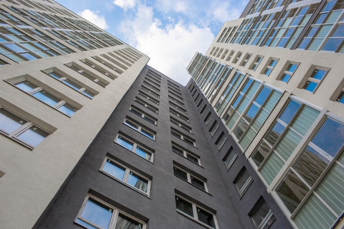 Подполковник КНБ упал с балкона 12 этажа в Нур-Султане