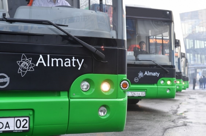 В Алматы из-за припаркованных на спецполосе авто образовалась огромная пробка
