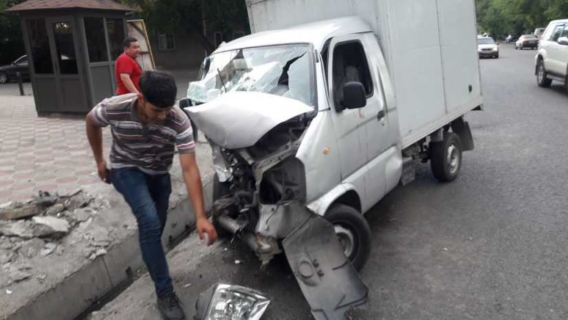 В ДТП с допустившим лобовое столкновение автомобилем пострадали два человека. ФОТО