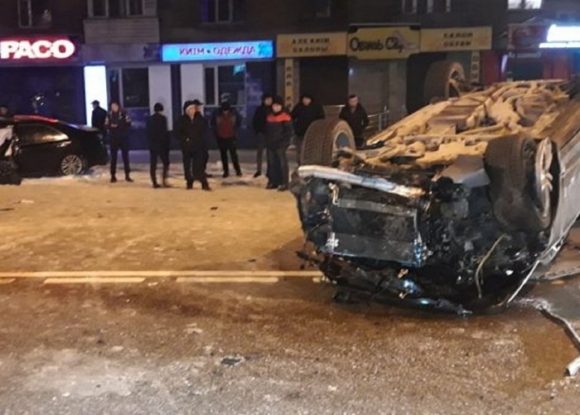 Audi перевернулся во время ДТП в Алматы