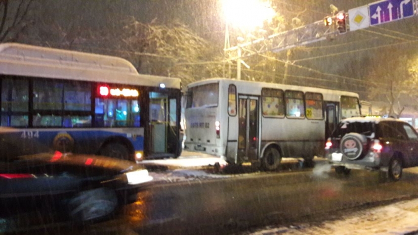 Два автобуса спровоцировали массовую аварию в Алматы
