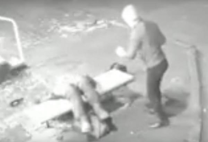 Сердобольные павлодарцы помогают избитому на лавочке бездомному старику