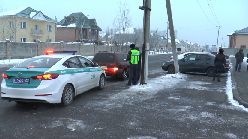 Около алматинской школы за час 15 водителей нарушили ПДД