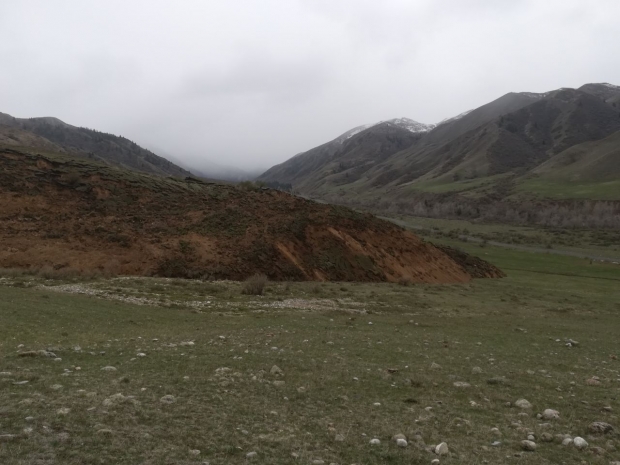 В районе озера Кольсай сдвинулась гора