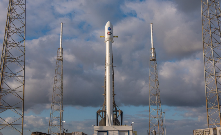 Первый туристический полет на Луну отложен на 2019 год