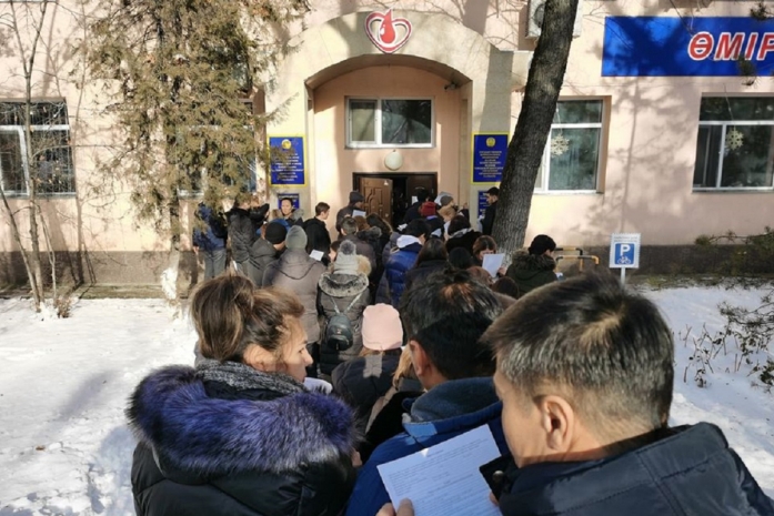 Алматинцы массово сдают кровь для пострадавших в авиакатастрофе