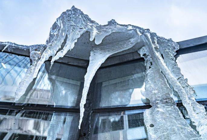 Падение ледяной глыбы на женщину в Актау – фейк