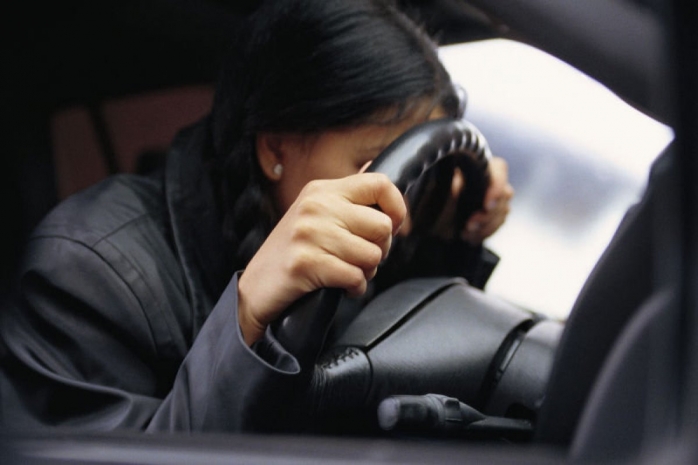 20 суток ареста получила въехавшая на автомобиле в парк девушка в Костанае