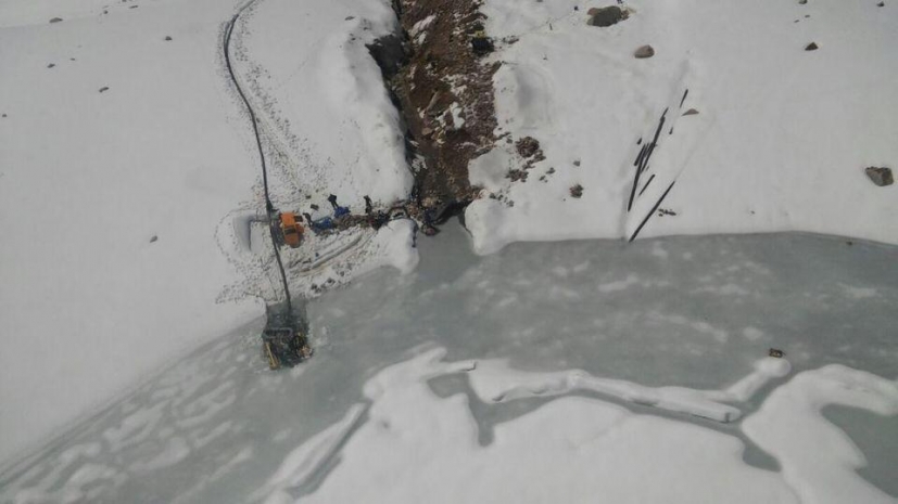 Спасатели опорожняют нестабильные моренные озера в горах Алматы