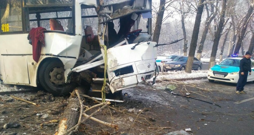 Алматинские врачи рассказали о состоянии пострадавших в ДТП с автобусом