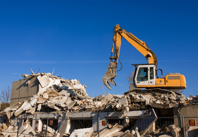 Незаконную постройку сносят в Алматы