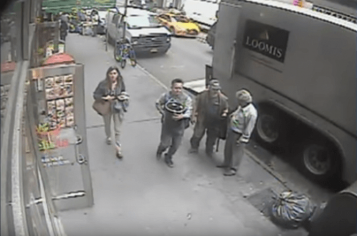 В Нью-Йорке разыскивают мужчину, укравшего ведро золота