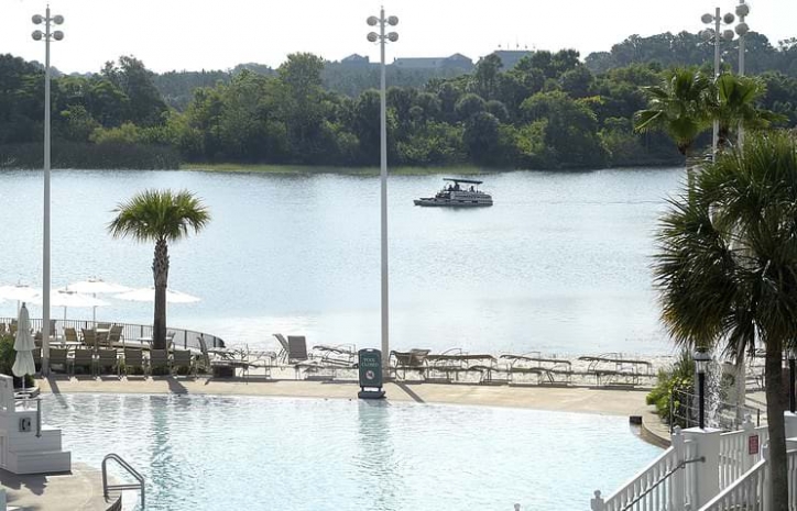 Walt Disney World, где аллигатор похитил мальчика, закрыл пляжи