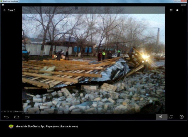 Сильный ветер снес кровлю магазина в Семее