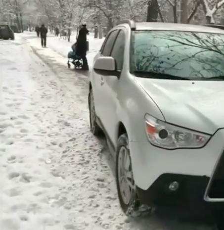 ДВД Алматы: за езду по тротуару к ответственности привлекли водителя