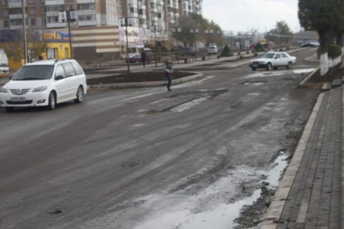 В Казахстане асфальт держится не дольше месяца