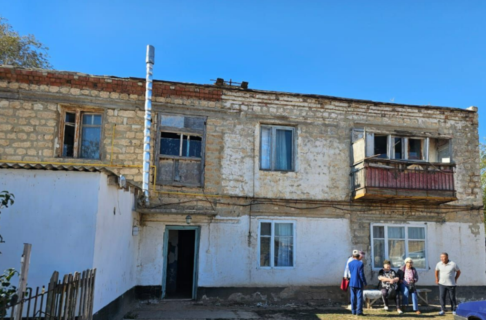 Жильцы дома в селе Елтай не могут добиться переселения из аварийного дома