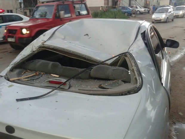 Упавшее дерево повредило автомобиль – пострадали женщина и ребенок (ФОТО)