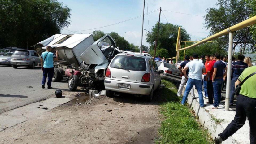 В Алматы массовое ДТП на Суюнбая (ФОТО)
