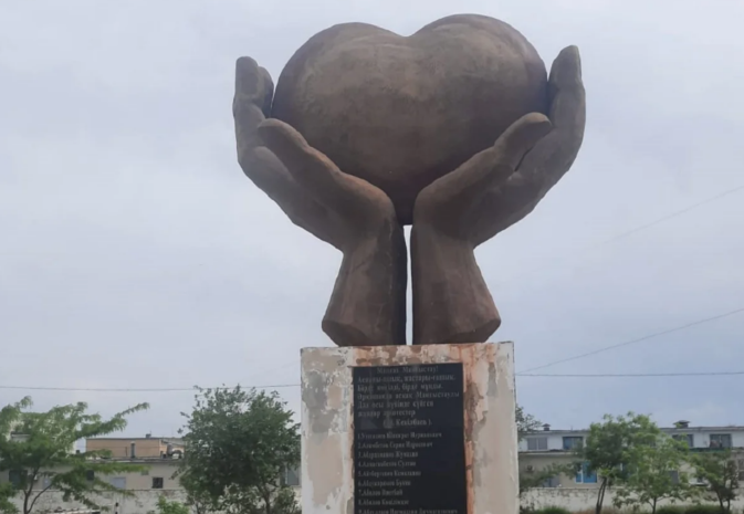 Жители Актау требуют отреставрировать памятник врачам