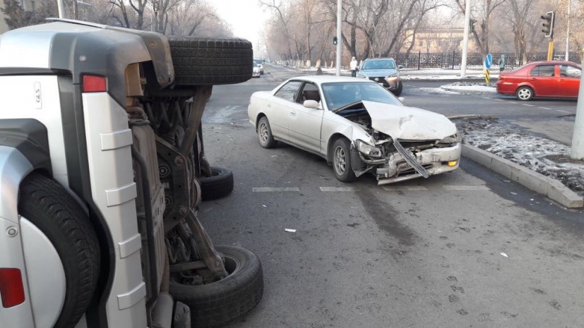 ДТП в Алматы: перевернулся внедорожник