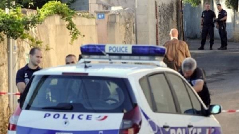 Французская пара наркоманов выводила знакомого гулять на поводке