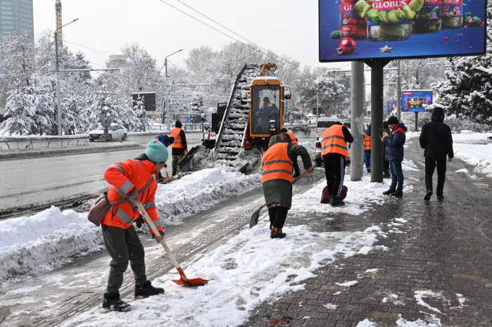 Более 2,8 тысячи дорожных рабочих вышли на уборку снега в Астане
