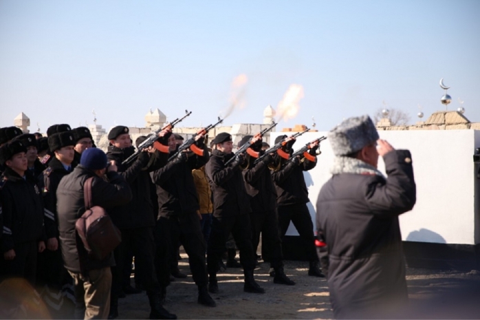 Спасшего девушку полицейского похоронили на родине