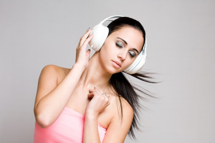 Чем может быть опасно использование наушников после душа – отоларинголог