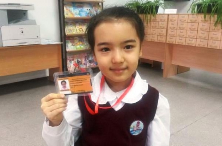 Ученики Астаны получили обновленные школьные удостоверения