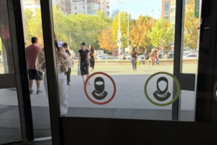 ТРЦ Dostyk Plaza ввел запрет на вход посетителям с закрытым лицом