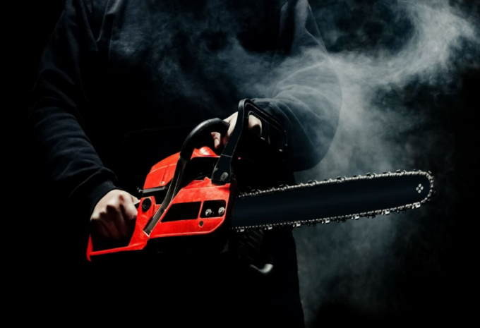 Мужчина с бензопилой напугал клиентов автозаправки в ЗКО