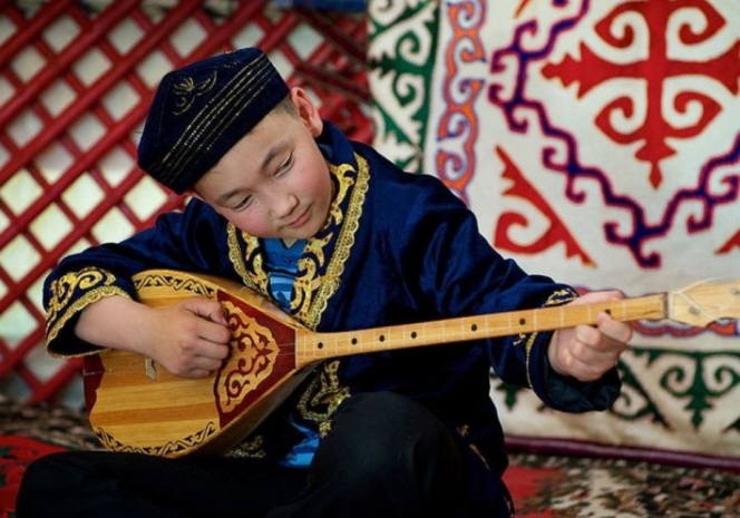 Токаев поздравил казахстанцев с Национальным днем домбры