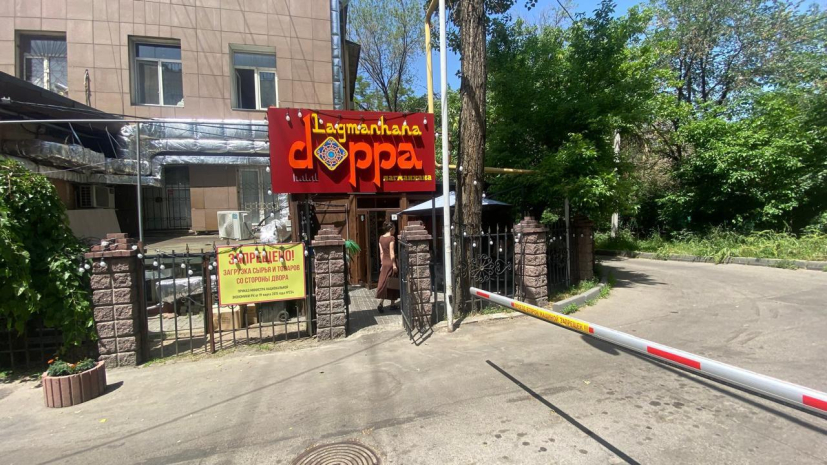 В Алматы снесли незаконную пристройку