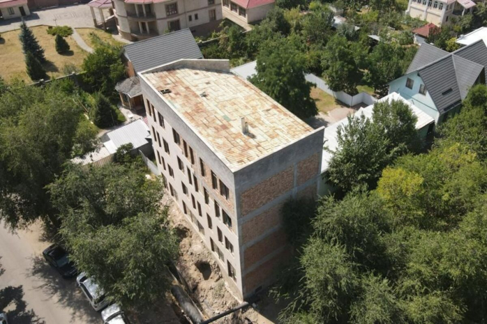 Бизнес-центр сносят по решению суда в Алматы