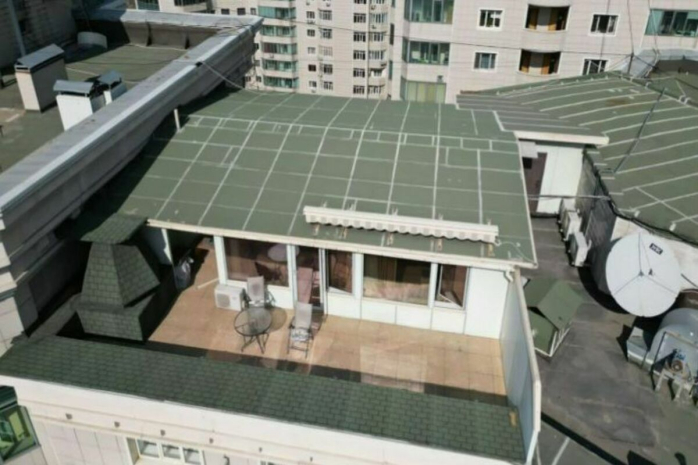 Незаконную постройку на крыше жилого дома снесли в Алматы