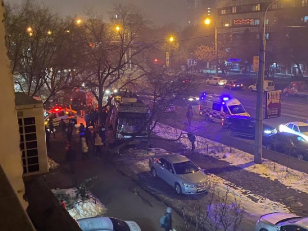 Троллейбус насмерть задавил пешехода на тротуаре в Алматы