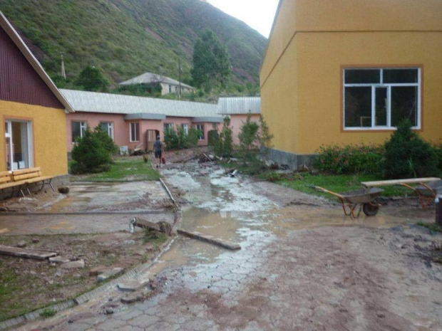 В Алматы за ночь затопило около 60 объектов