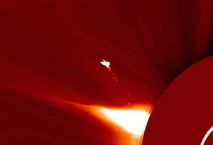 Гигантский объект был замечен над поверхностью Солнца