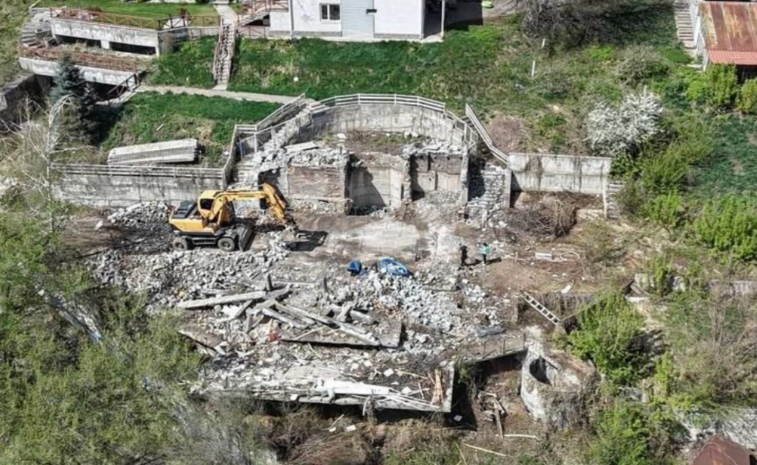 Очередной незаконный объект в предгорье Алматы сносят по решению суда