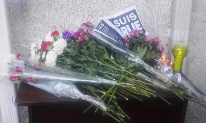 Журналисты Алматы возложили цветы к консульству ФранцииЭксклюзив