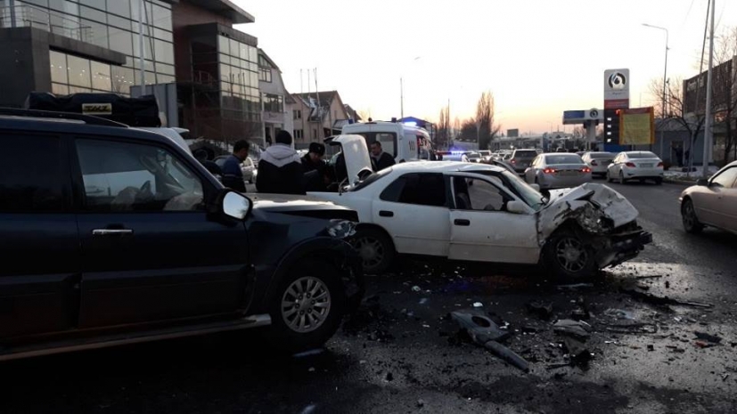 В Алматы автомобиль вылетел на «встречку» – есть пострадавшие