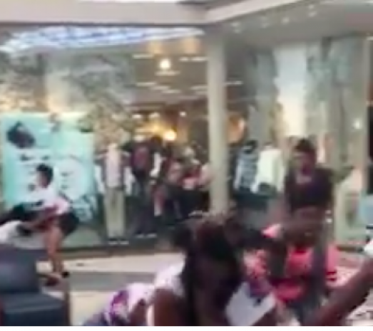 В торговом центре во Флориде подрались 60 девочек