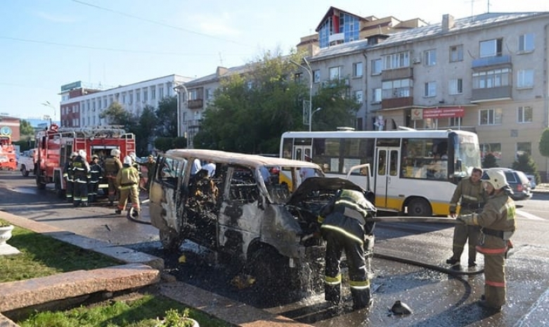 В центре Караганды дотла сгорел автомобиль