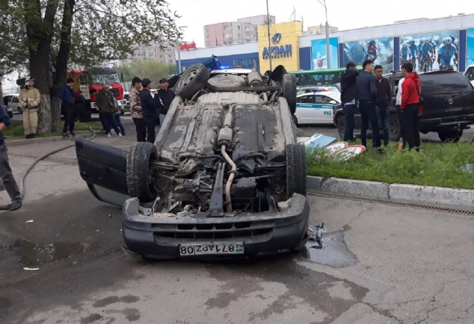 Автомобиль перевернулся от столкновения в Алматы