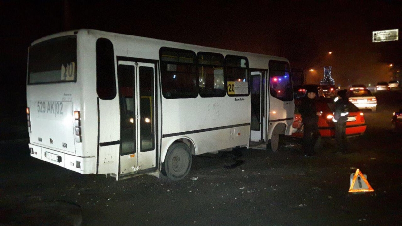 В Алматы Volkswagen подрезал автобус