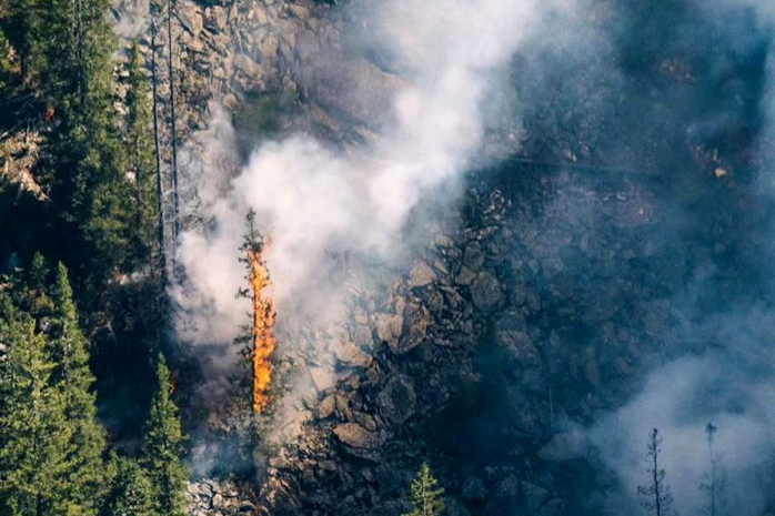 Борьба с огнем в горах Катон-Карагайского района продолжается в Восточном Казахстане