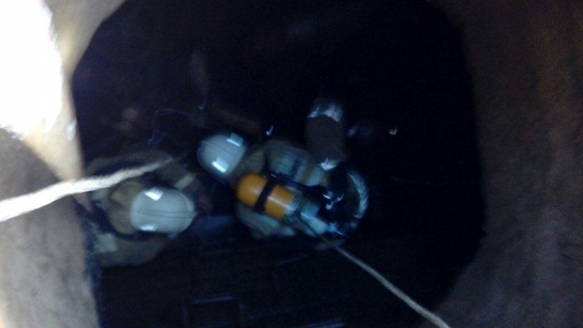 В ВКО двое мужчин едва не задохнулись от выхлопных газов в колодце