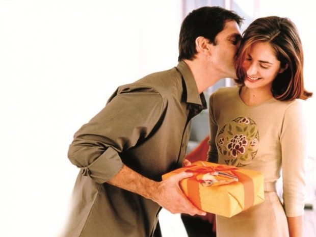 Почему мужья забывают дарить подарки женам